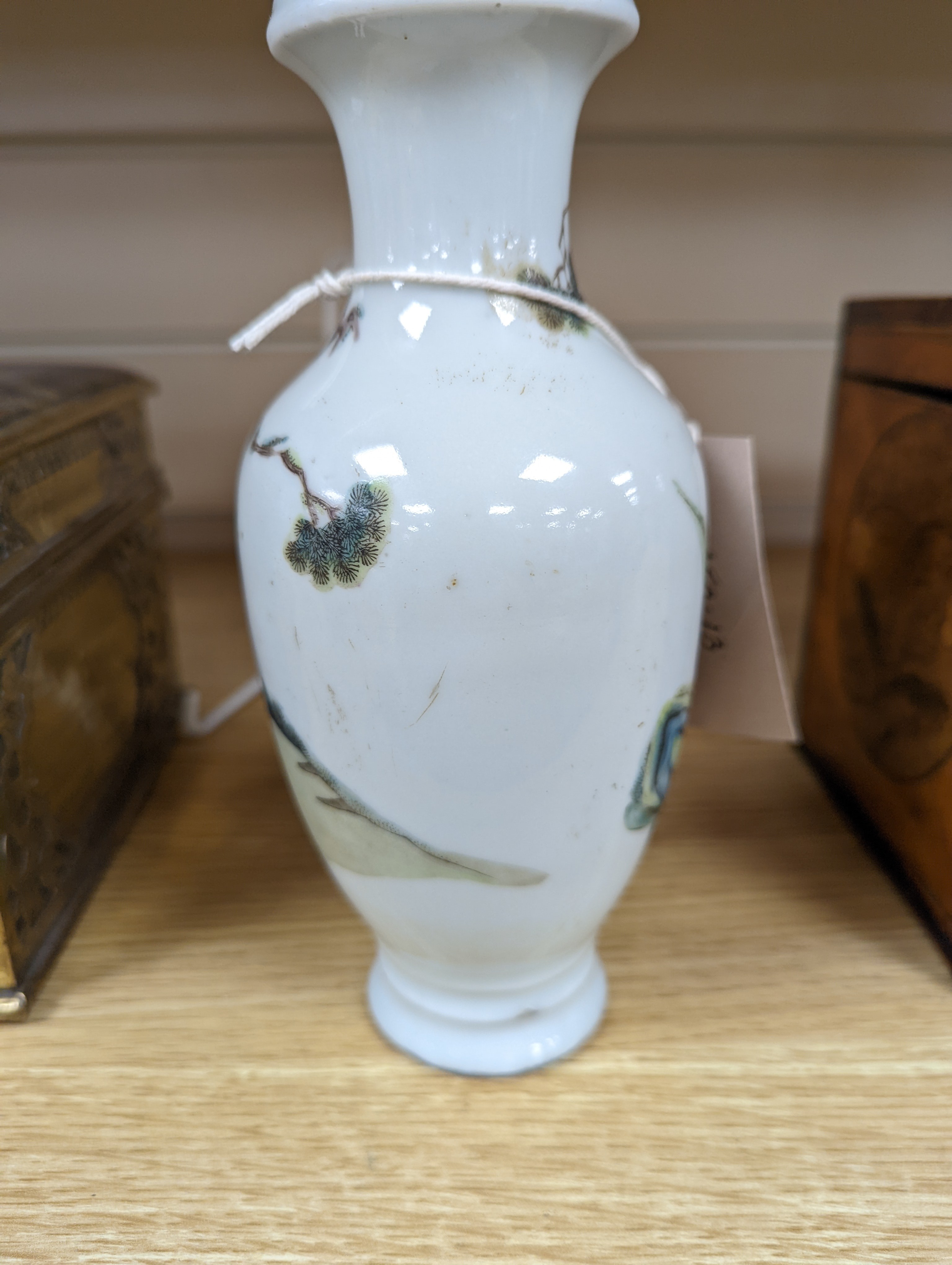 A Chinese famille rose vase, late Qing/ Republic, 20cm